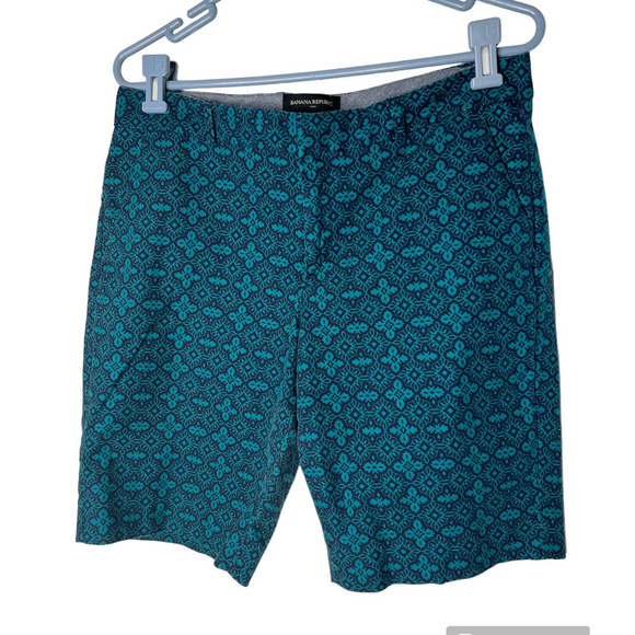 Banana Republic Bermuda Shorts in Green Blue Print Size 8 - Picture 1 of 4